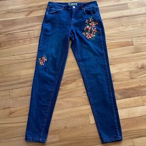 R1893 medium rinse floral embroidered 5-pocket jeggings. Waistband 28 inches.